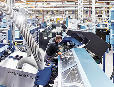 fischer-Mitarbeiter beim Sägen