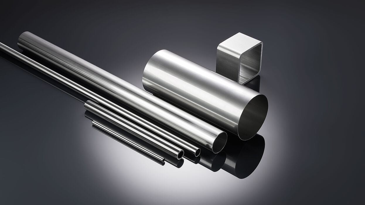 Gruppe von Edelstahlrohren mit verschiedenen Durchmessern und Wandstärken