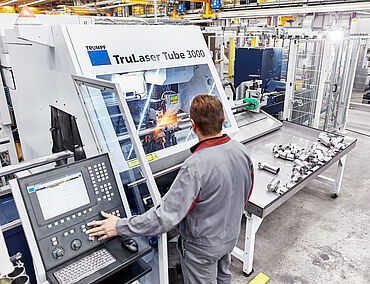 fischer-Mitarbeiter beim Lasertrennen