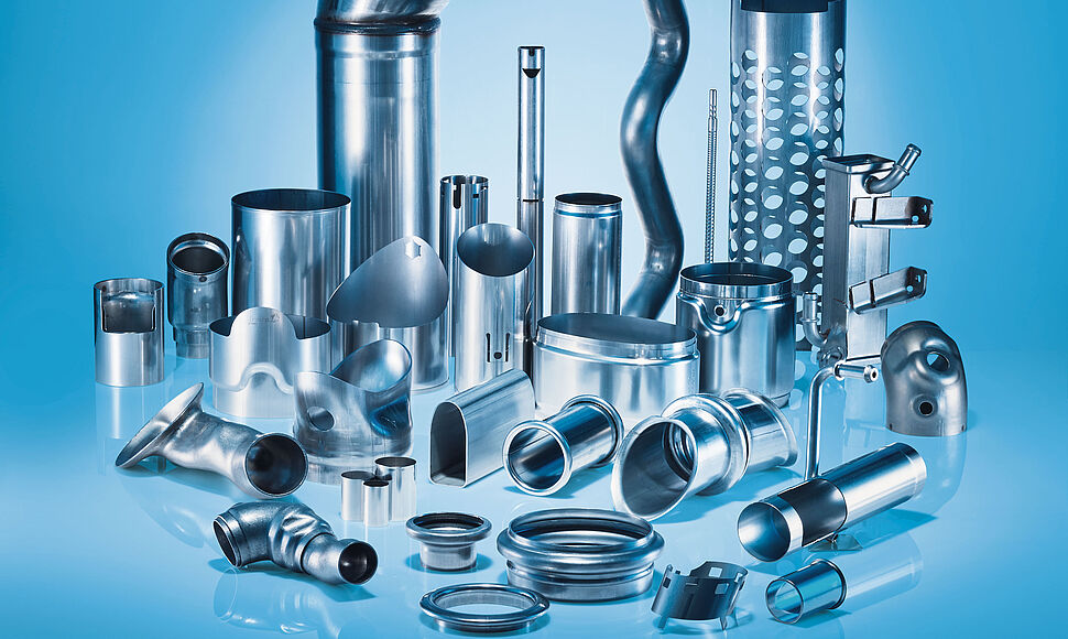 Produktgruppe mit fischer-Edelstahlrohren auf blauem Hintergrund